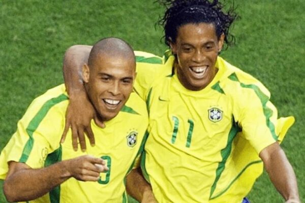 Hình ảnh bộ đôi tiền đạo Ronaldo và Ronaldinho